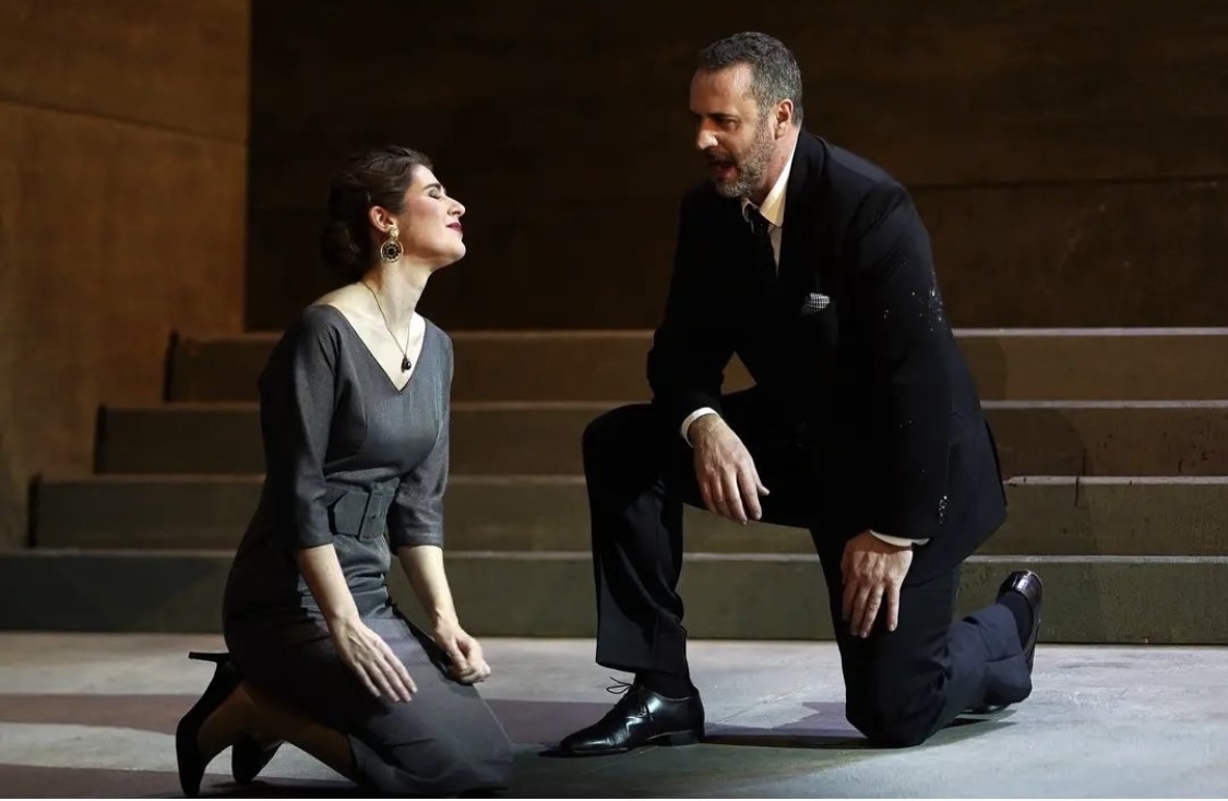 Christian Van Horn and a female performer in a scene from Don Giovanni in Paris