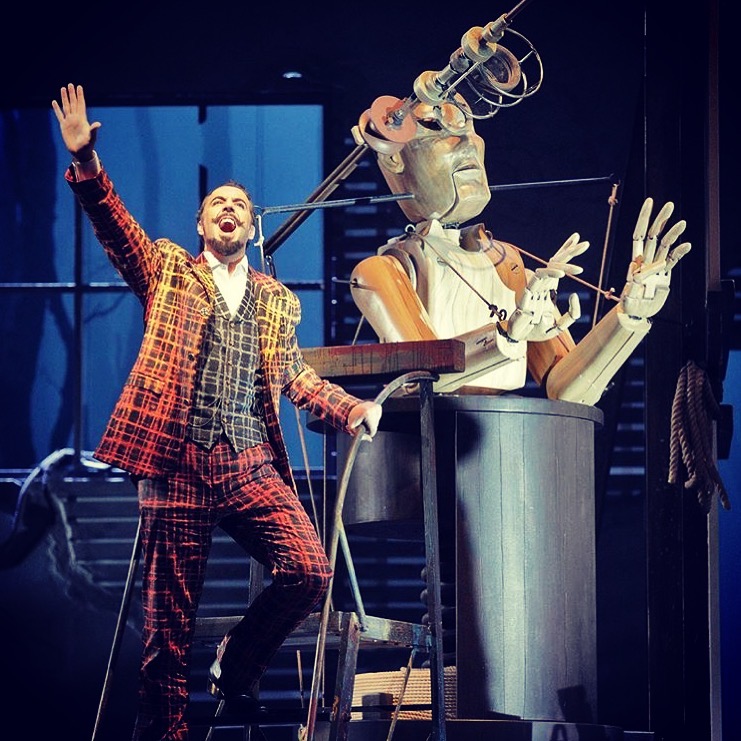 Christian Van Horn as Méphistophélès beside a puppet on the Chicago stage